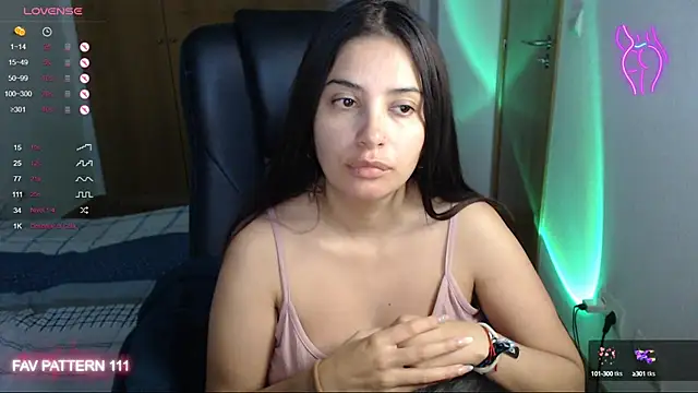 Snapshot of AnnaQueen chatting on 01-13-25, 08:37 AnnaQueen online show from 01-13-25, 08:37