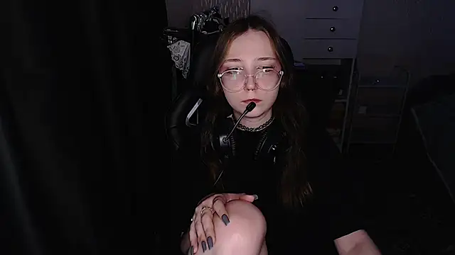 AmeliaKamishiro online show from 12-18-25, 04:24