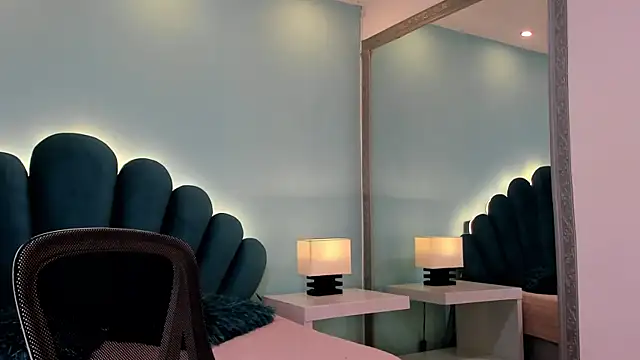 sharlott18 online show from 11-20-25, 11:43