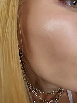 Snapshot of LessiaMia chatting on 11-22-25, 05:45 LessiaMia online show from 11-22-25, 05:45