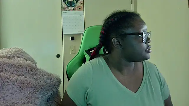 Snapshot of Yagurl__west chatting on 01-14-25, 08:31 Yagurl west online show from 01-14-25, 08:31