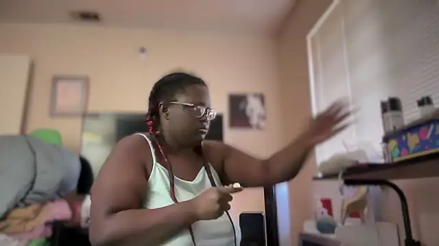 Snapshot of Yagurl__west chatting on 01-18-25, 11:11 Yagurl west online show from 01-18-25, 11:11