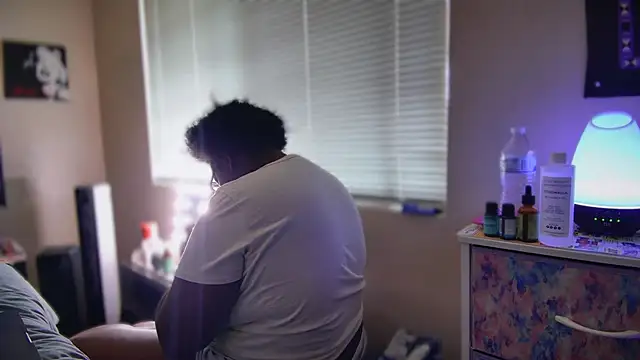 Snapshot of Yagurl__west chatting on 02-03-25, 08:57 Yagurl west online show from 02-03-25, 08:57