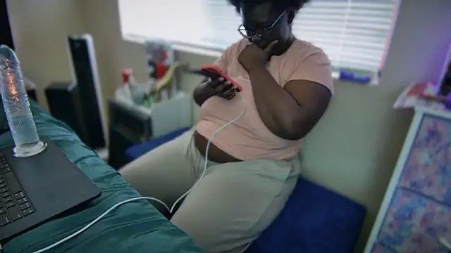 Snapshot of Yagurl__west chatting on 02-07-25, 08:42 Yagurl west online show from 02-07-25, 08:42