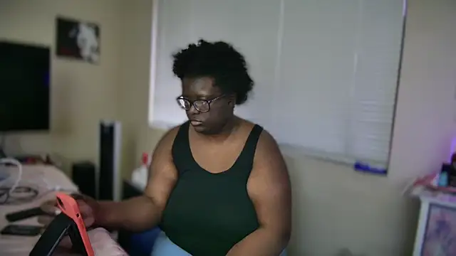 Snapshot of Yagurl__west chatting on 02-12-25, 12:58 Yagurl west online show from 02-12-25, 12:58