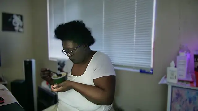 Snapshot of Yagurl__west chatting on 02-20-25, 01:14 Yagurl west online show from 02-20-25, 01:14