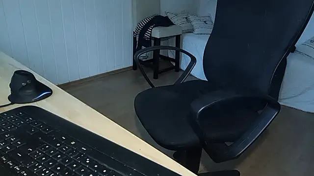 Snapshot of Rainfish chatting on 10-17-25, 06:05 Rainfish online show from 10-17-25, 06:05