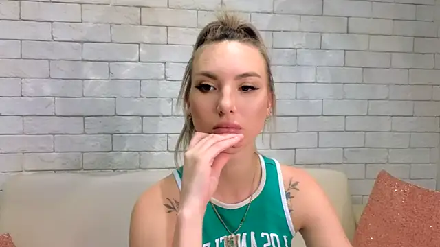 Snapshot of MiaMinx chatting on 02-07-25, 04:37 MiaMinx online show from 02-07-25, 04:37