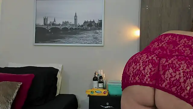 Snapshot of Cheryl_JONES chatting on 09-21-25, 01:35 Cheryl JONES online show from 09-21-25, 01:35