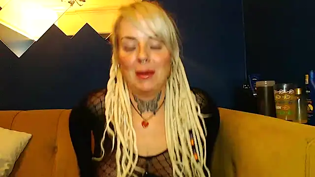 pixiedreadx online show from 10-21-25, 09:37