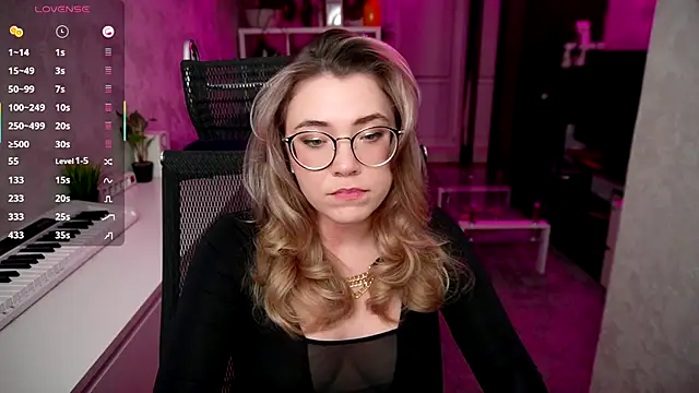 Snapshot of RemyCute chatting on 09-27-25, 07:30 RemyCute online show from 09-27-25, 07:30