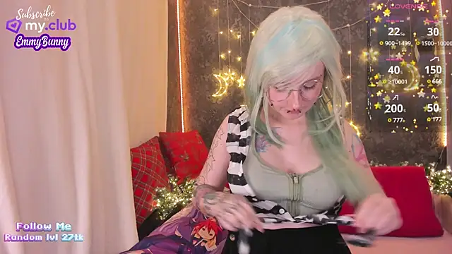 Snapshot of EmmyBunny chatting on 12-18-24, 05:31 EmmyBunny online show from 12-18-24, 05:31