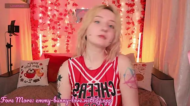 Snapshot of EmmyBunny chatting on 09-20-25, 04:19 EmmyBunny online show from 09-20-25, 04:19