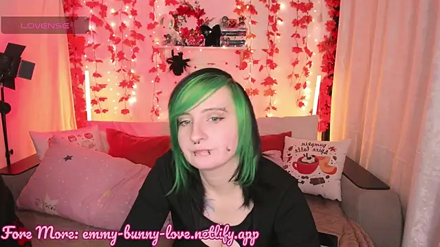 Snapshot of EmmyBunny chatting on 09-29-25, 04:56 EmmyBunny online show from 09-29-25, 04:56