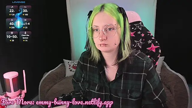 Snapshot of EmmyBunny chatting on 11-17-25, 05:19 EmmyBunny online show from 11-17-25, 05:19