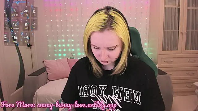 Snapshot of EmmyBunny chatting on 02-05-26, 02:22 EmmyBunny online show from 02-05-26, 02:22