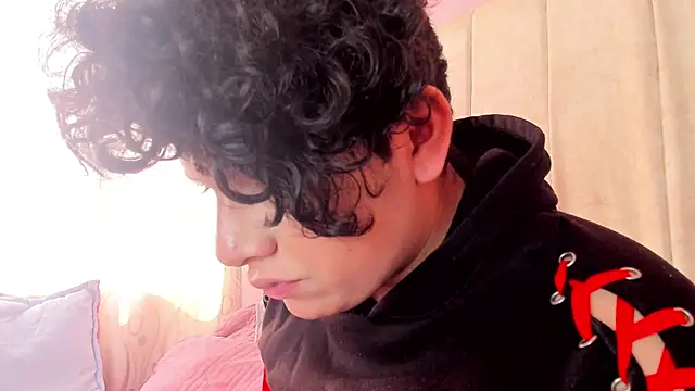 Snapshot of Satuurn_ chatting on 02-12-25, 07:24 Satuurn online show from 02-12-25, 07:24