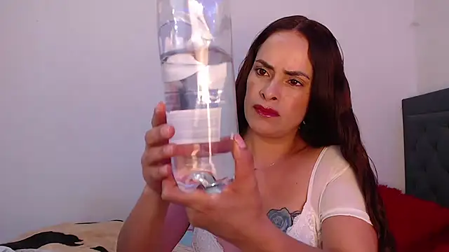 susana07 online show from 10-18-25, 07:47