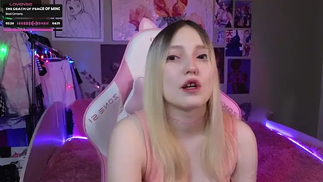 Snapshot of Evie_Ro chatting on 12-08-24, 09:08 Evie Ro online show from 12-08-24, 09:08