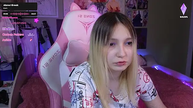 Snapshot of Evie_Ro chatting on 12-10-24, 02:05 Evie Ro online show from 12-10-24, 02:05