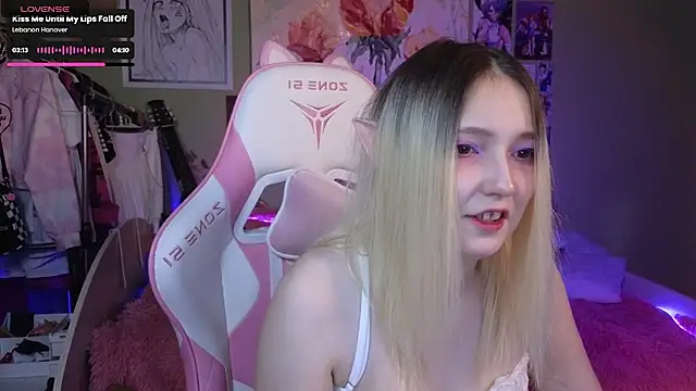 Snapshot of Evie_Ro chatting on 12-10-24, 08:38 Evie Ro online show from 12-10-24, 08:38