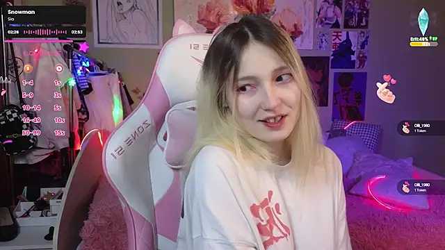 Snapshot of Evie_Ro chatting on 12-15-24, 08:15 Evie Ro online show from 12-15-24, 08:15