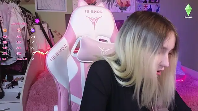 Snapshot of Evie_Ro chatting on 12-16-24, 09:20 Evie Ro online show from 12-16-24, 09:20