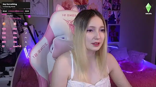 Snapshot of Evie_Ro chatting on 12-17-24, 10:22 Evie Ro online show from 12-17-24, 10:22