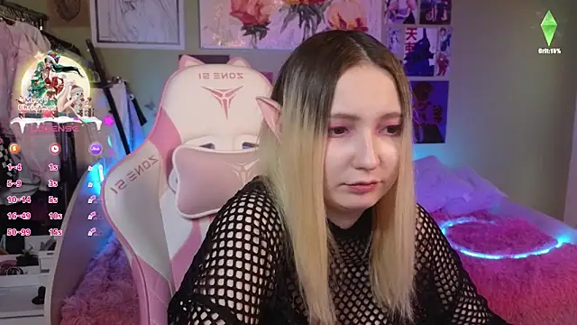 Snapshot of Evie_Ro chatting on 12-19-24, 11:03 Evie Ro online show from 12-19-24, 11:03