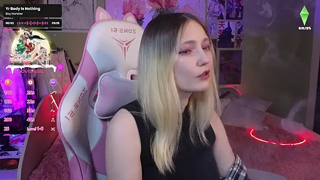 Snapshot of Evie_Ro chatting on 12-21-24, 09:47 Evie Ro online show from 12-21-24, 09:47