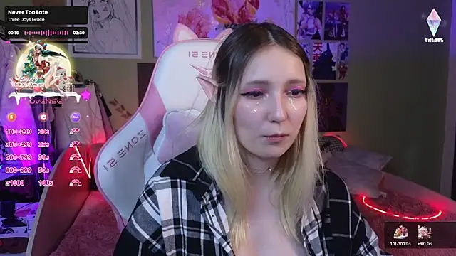 Snapshot of Evie_Ro chatting on 12-22-24, 12:50 Evie Ro online show from 12-22-24, 12:50