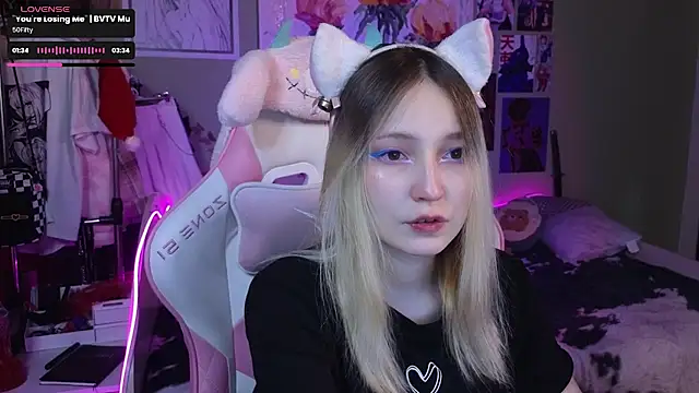 Snapshot of Evie_Ro chatting on 01-06-25, 08:39 Evie Ro online show from 01-06-25, 08:39