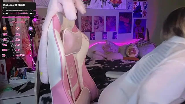 Snapshot of Evie_Ro chatting on 01-08-25, 03:19 Evie Ro online show from 01-08-25, 03:19