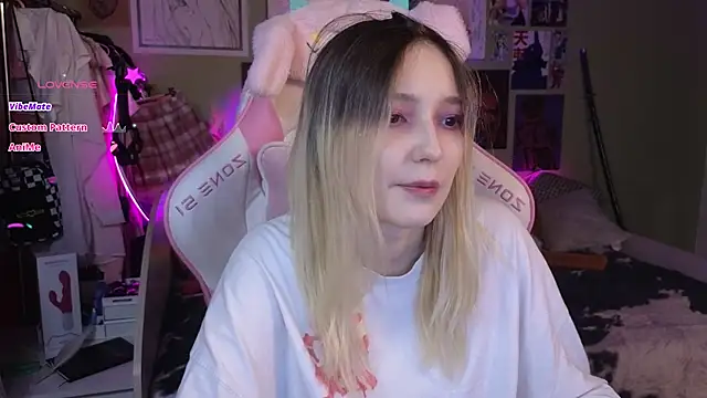 Snapshot of Evie_Ro chatting on 01-10-25, 01:53 Evie Ro online show from 01-10-25, 01:53