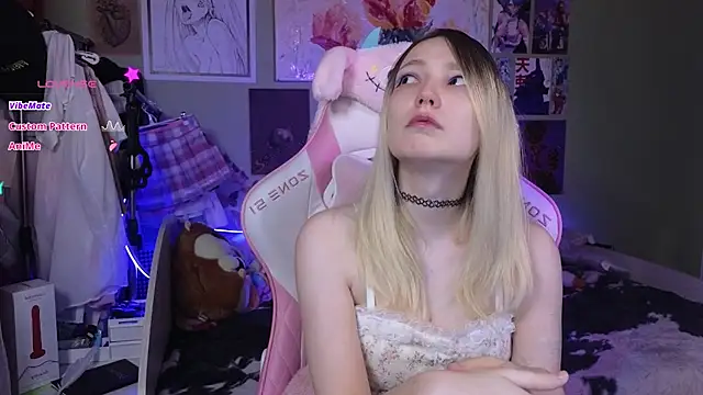 Snapshot of Evie_Ro chatting on 01-14-25, 10:34 Evie Ro online show from 01-14-25, 10:34