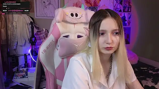 Snapshot of Evie_Ro chatting on 02-08-25, 12:28 Evie Ro online show from 02-08-25, 12:28