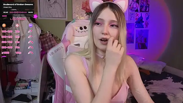 Snapshot of Evie_Ro chatting on 02-18-25, 04:15 Evie Ro online show from 02-18-25, 04:15