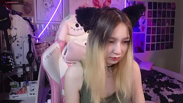 Snapshot of Evie_Ro chatting on 02-28-25, 11:23 Evie Ro online show from 02-28-25, 11:23