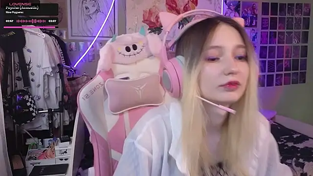 Snapshot of Evie_Ro chatting on 03-03-25, 07:32 Evie Ro online show from 03-03-25, 07:32