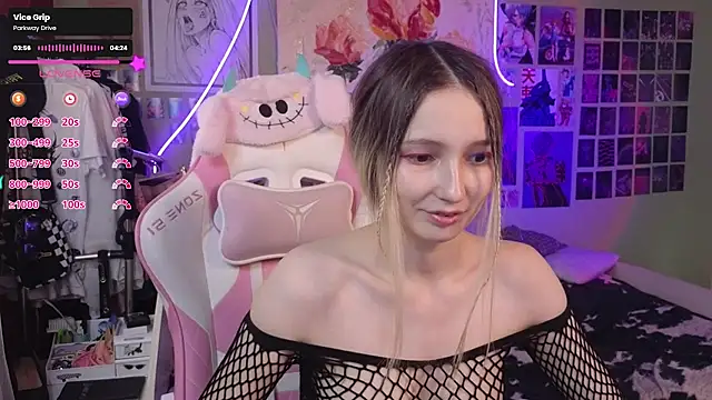 Snapshot of Evie_Ro chatting on 03-03-25, 10:38 Evie Ro online show from 03-03-25, 10:38