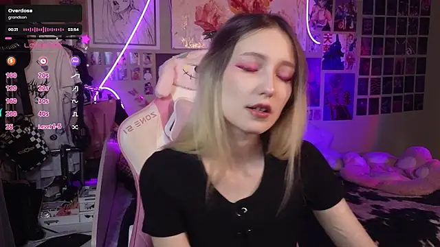 Snapshot of Evie_Ro chatting on 03-22-25, 08:48 Evie Ro online show from 03-22-25, 08:48