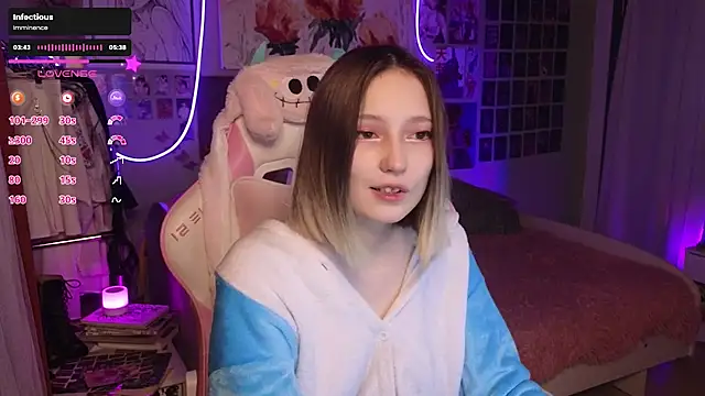 Snapshot of Evie_Ro chatting on 09-24-25, 10:46 Evie Ro online show from 09-24-25, 10:46