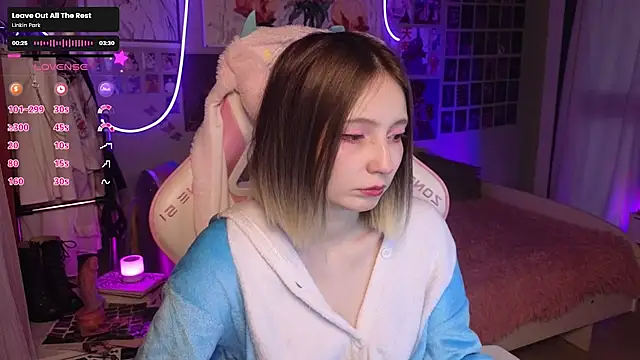 Snapshot of Evie_Ro chatting on 09-27-25, 08:03 Evie Ro online show from 09-27-25, 08:03